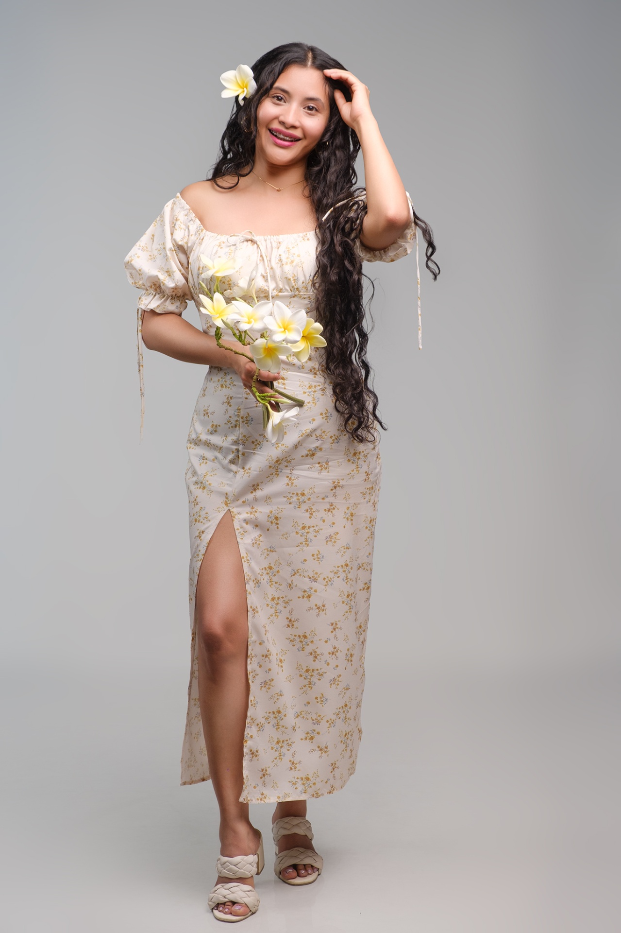 Retrato de estudio realizado por IRISSON ESTUDIO en Tuxtepec — vestido floral con ramo de plumerias