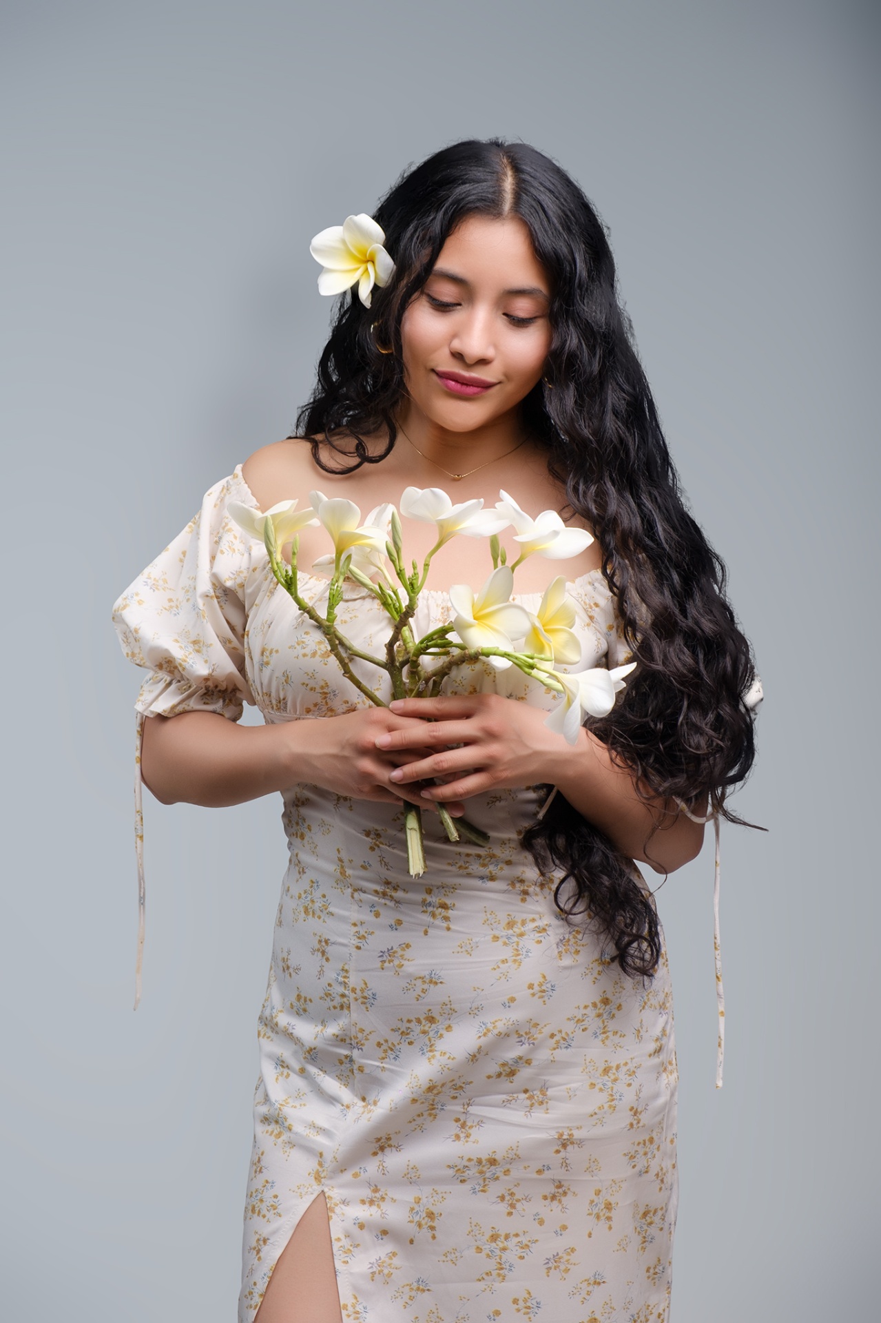 Retrato de estudio de IRISSON ESTUDIO en Tuxtepec — mirada serena con flores blancas