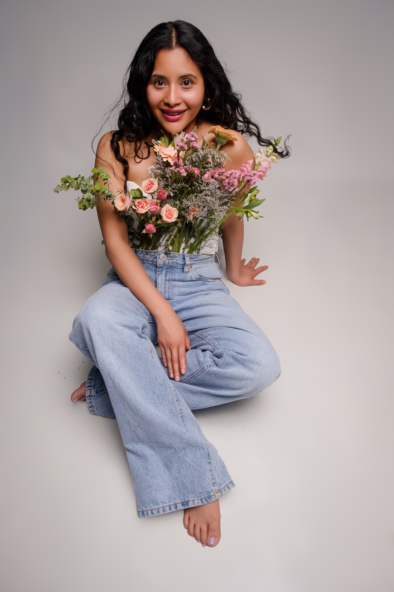 Retrato de estudio de IRISSON ESTUDIO en Tuxtepec — sonrisa espontánea con ramo